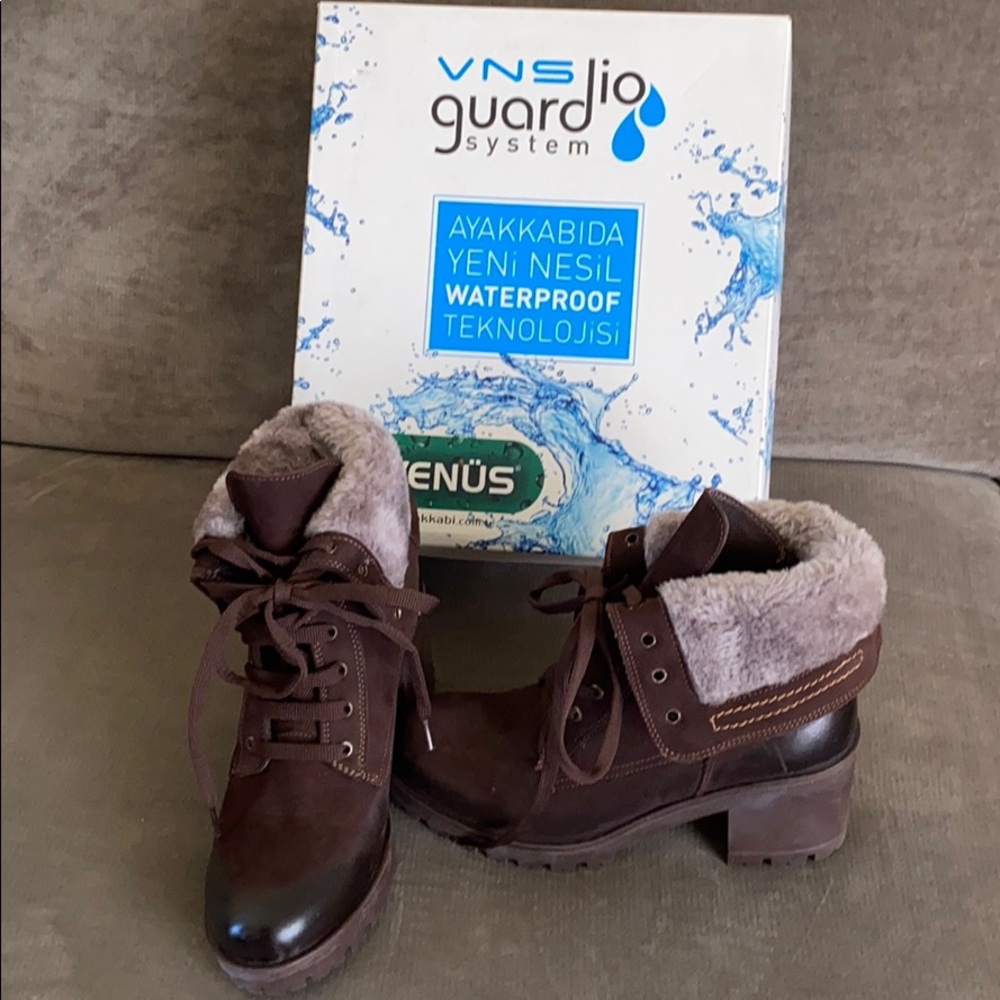 NWT Brown laced winter boots